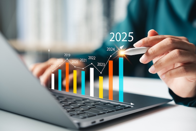 Businesswoman analyze the profitability of companies using digital graphs, positive trends for 2025. Cómo usar Google Trends para Peru